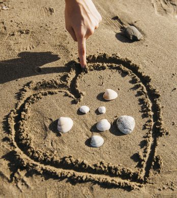 hand-drawing-heart-sand